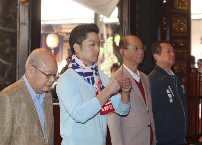台北市長蔣萬安大年初三到保安宮參拜祈福。（王英豪攝）