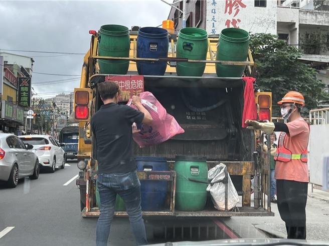 春节假期期间，新北市自初一至初三暂停循线垃圾收运，并仅开放70处定时定点站提供服务，而为帮助市民清理连续3天积累的垃圾，环保局表示，将于明日恢復正常垃圾收运服务，但也呼吁，务必做好垃圾分类与资源回收。（新北环保局提供）