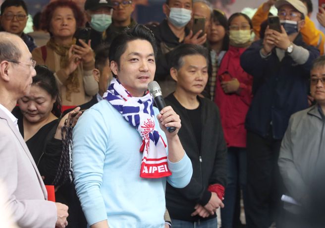 台北市長蔣萬安（中）31日攜保安宮董事長廖武治、民政局長陳永德、消防局長莫懷祖、青年局長殷瑋等人赴保安宮向民眾拜年，並分享初二與太太回宜蘭娘家趣事。（王英豪攝）