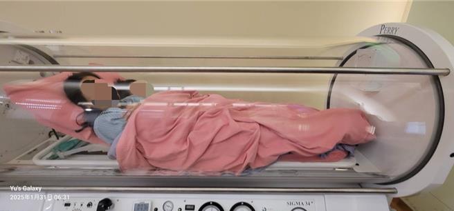台中市梧栖一家8口疑天冷门窗紧闭，热水器瓦斯燃烧不全致一氧化碳中毒，妈妈陪小孩一同接受高压氧治疗。（民眾提供／杨静茹南投传真）