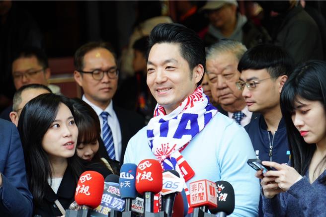 台北市长蒋万安（中）31日携保安宫董事长廖武治、民政局长陈永德、消防局长莫怀祖、青年局长殷玮等人赴保安宫向民眾拜年，对于北市双层观光巴士车祸事故，表示待公运处有回报后，即刻的送鑑定委员会厘清责任。（台北市政府提供）