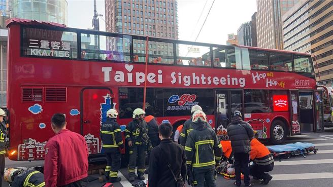北市双层观光巴士30日在忠孝东路、基隆路路口发生车祸。（民眾提供）