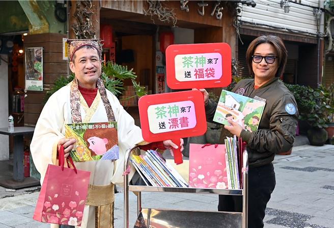 新北市立图书馆大年初五起开馆迎新，特别推出「金蛇百倍，阅好年」新春阅读活动，邀大家一起到图书馆走春，新的一年，从阅读开始，展开美好的第一页。（新北图书馆提供）