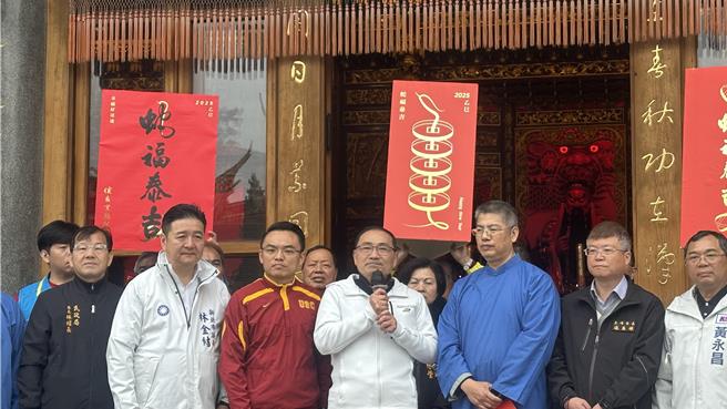 今（31）日為農曆大年初三，新北市長侯友宜繼續參拜祈福行程，到鶯歌碧龍宮、三峽長福巖祖師廟及行修宮參拜，並發放新春福袋，跟市民分享過年喜氣。（賀培晏攝）