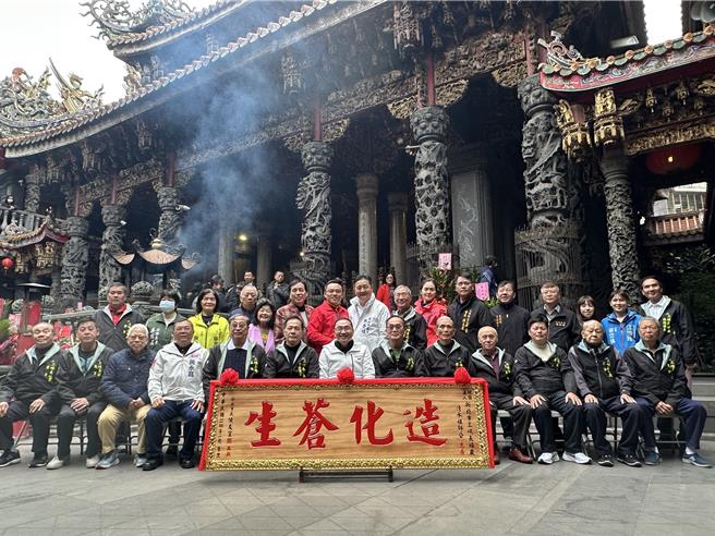 侯友宜向三峽長福巖祖師廟贈匾「造化蒼生」，感念祖師公長年對三峽地區的庇佑。（新北民政局提供）