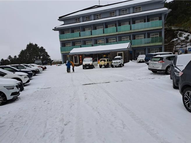 合欢山区31日凌晨陆续下雪霰，住宿游客相当开心。（林保署南投分署提供／杨静茹南投传真）