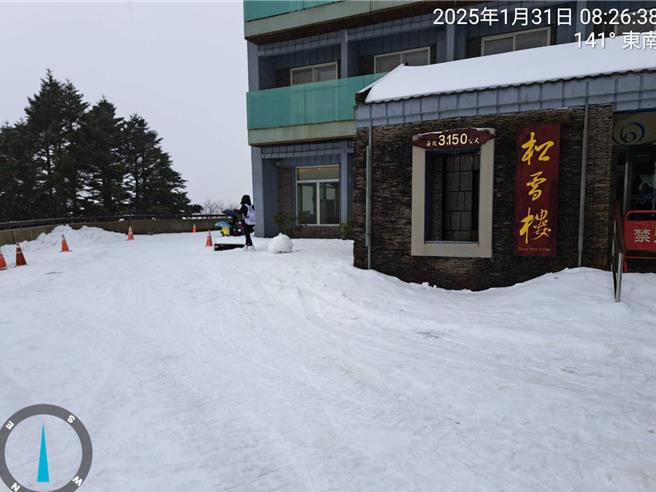 合欢山区31日凌晨陆续下雪霰，白天转为下雨。（林保署南投分署提供／杨静茹南投传真）