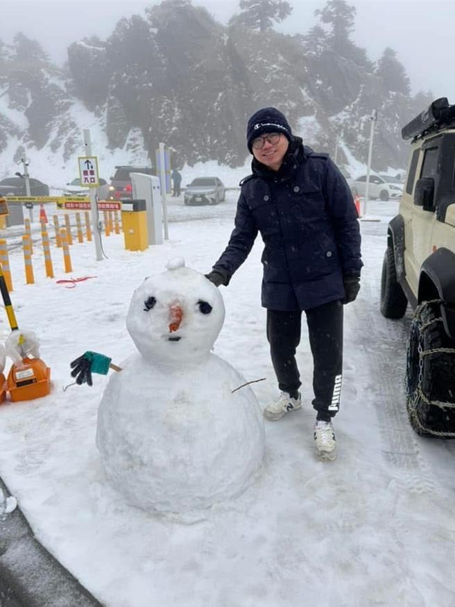 合欢山区31日凌晨下雪霰，游客至武岭找大雪人合影打卡。（台湾追雪团提供／杨静茹南投传真）