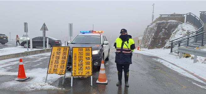 仁爱警局提醒用路人备好御寒衣物、雪炼等装备，雪地开车不能贪快，尽量与前车保持安全车距，切勿疲劳驾驶。（警方提供／杨静茹南投传真）
