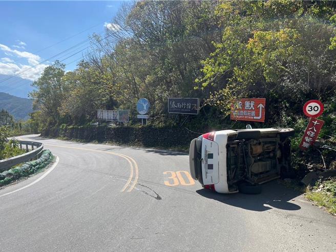 夜衝追雪民眾疑似疲劳驾驶，下山途中不慎自撞翻覆。（民眾提供／杨静茹南投传真）