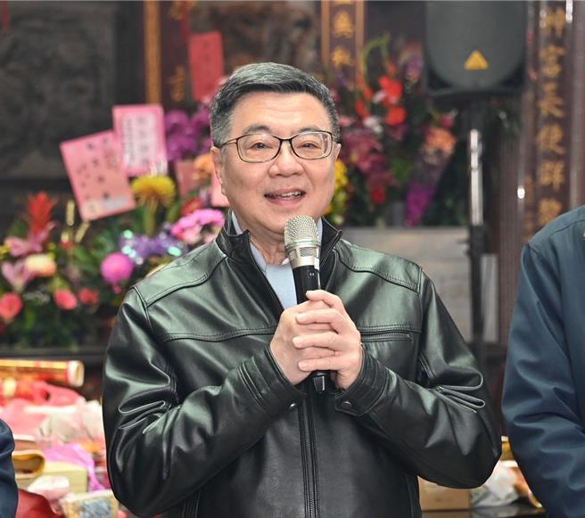 行政院长卓荣泰（中）31日与政务委员陈金德、民进党立委陈俊宇等人赴补天宫、同安庙、永安宫参拜，并喊话团结。（行政院提供）