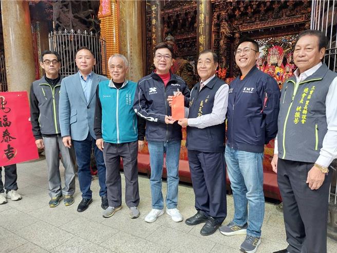 新北副市长刘和然今（31）日大年初三前往三重先啬宫、义天宫、护山宫参拜，除了祈求蛇年吉祥外，也被外界认为是「为2026新北市长大选布局」。（三重区公所提供）