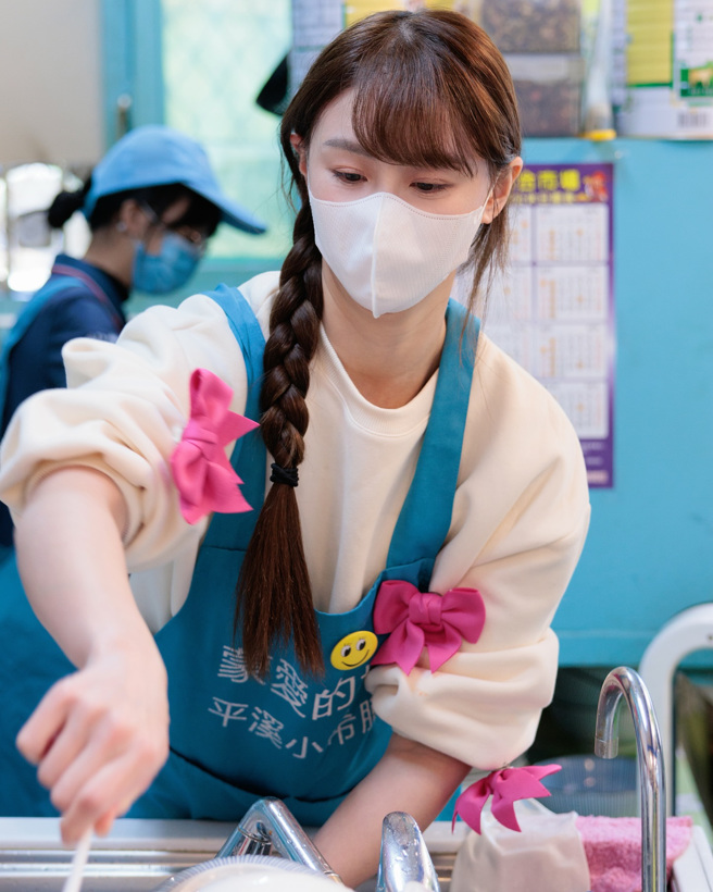 短今初二到妈妈的餐厅帮忙洗碗。（短今脸书）