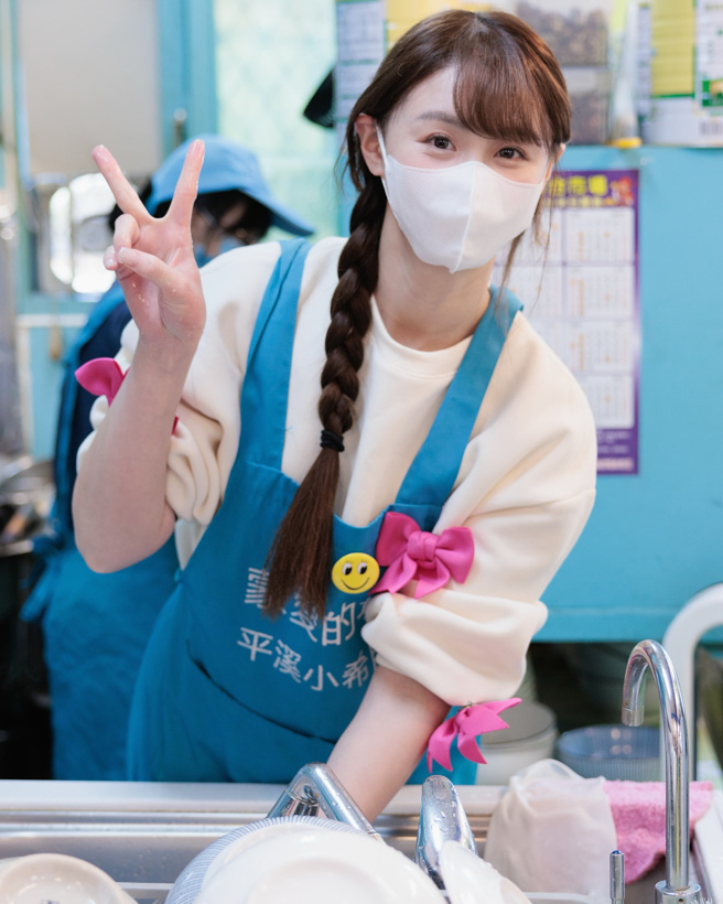 短今初二到妈妈的餐厅帮忙洗碗。（短今脸书）