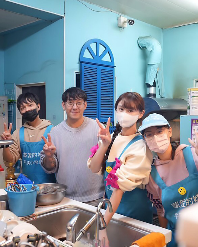 短今初二和家人一起到妈妈的餐厅帮忙。（短今脸书）