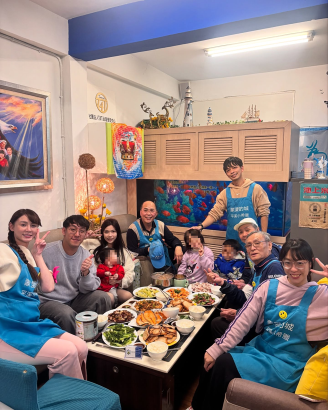 短今和家人在妈妈餐厅吃团圆饭。（短今脸书）
