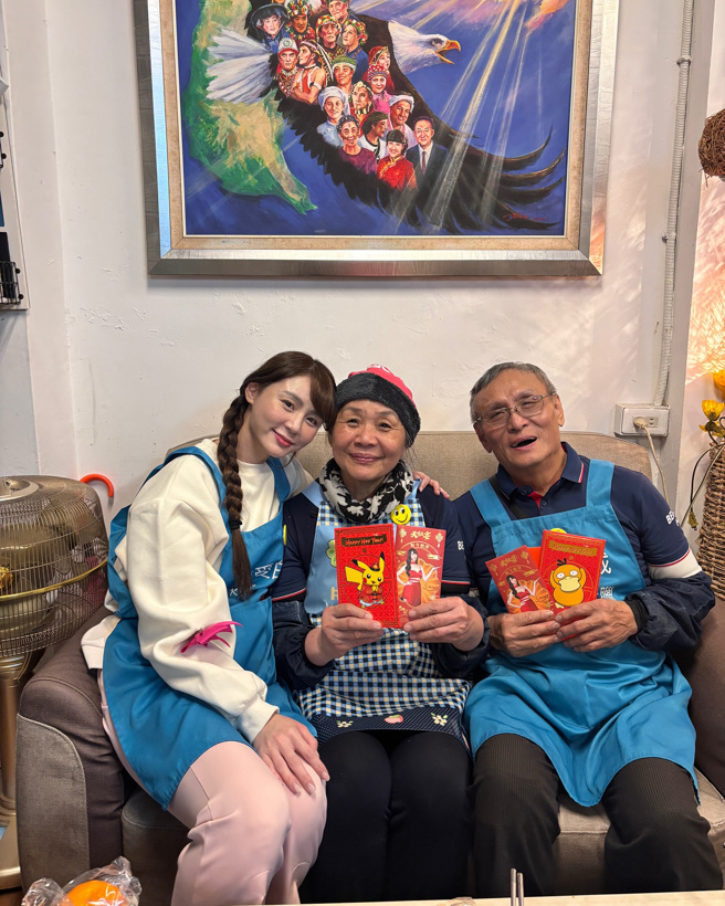 短今和长辈合影。（短今脸书）