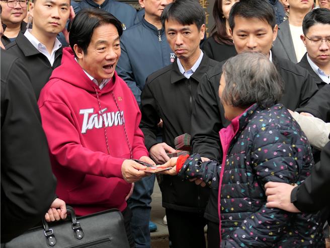 赖清德总统（前左一）31日到云林县西螺镇福兴宫赠匾、发放红包，强调台湾要面对防诈骗、守护民主、拚经济3大议题， 请大家一定要珍爱台湾「这块番薯」。（张朝欣摄）