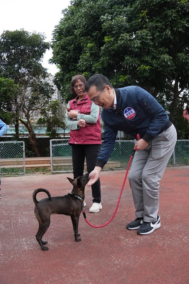 國民黨立委羅智強參訪新北板橋動物之家。（羅智強提供）