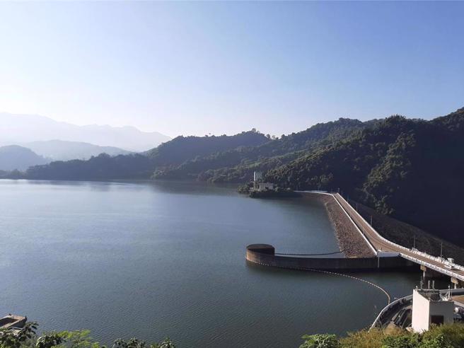 嘉南地震不断，曾文水库满水位引起民眾担忧，将于明天起连放水10天。(图／南区水资源分署提供)