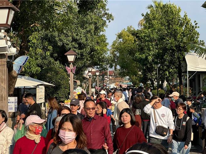 農曆春節期間，屏東「文化走春」人氣爆棚，據統計，勝利星村從小年夜至大年初二一連4天湧入近50萬人次。（屏縣府提供／謝佳潾屏東傳真）