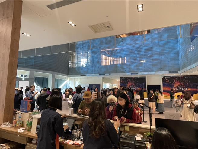 農曆春節期間，屏東「文化走春」人氣爆棚，據統計，王船文化館在大年初二單天創下逾萬人次參觀紀錄。（屏縣府提供／謝佳潾屏東傳真）