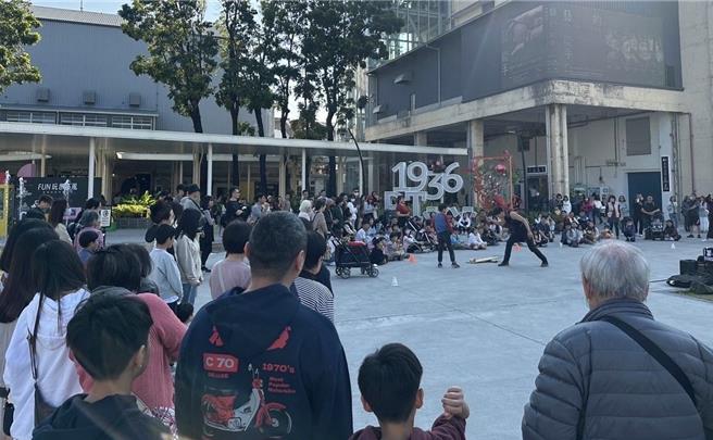 屏菸一旁的停車場也出現一位難求的情形，除有最受親子喜愛的樂高展外，還有超好拍的「世界潮展開」，以及菸葉館、客家及原民館等常設展。（屏縣府提供／謝佳潾屏東傳真）