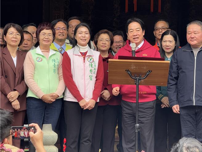 总统赖清德至彰化县鹿港天后宫参香，彰化县长王惠美亲自迎接，赖清德致词时，王惠美被挤到第2排。（民眾提供／杨静茹南投传真）