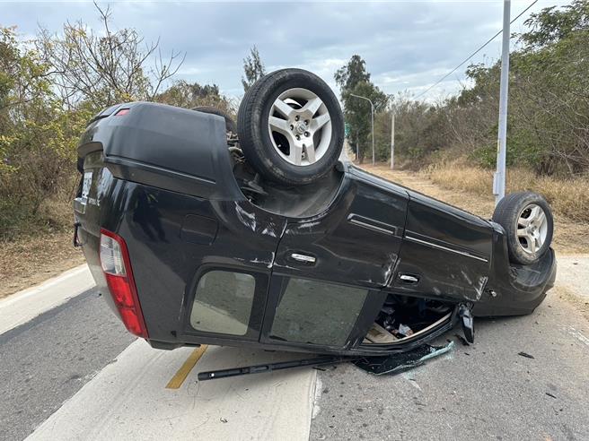 金門地區過年期間很不平靜！昨（30）日桃園路段發生駭人聽聞的火燒車意外後，今（31）下午13時40分左右金寧鄉環島西路2段又有1起交通事故。（警方提供）