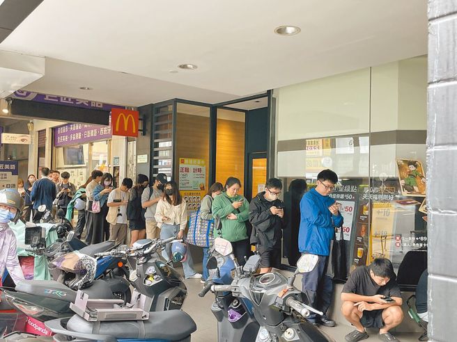 猎人卡片在当时造成全台风潮，大家纷纷疯排麦当劳。（图／中时资料照）