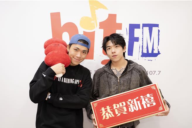 王ADEN（左）和PIZZALI主持Hit Fm初三特別節目。（Hit Fm聯播網提供）