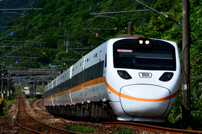 太魯閣號30日晚間進入樹林站時，車頂瞬間噴出大量火花，嚇得民眾急忙後退逃跑。（示意圖，shutterstock／達志）