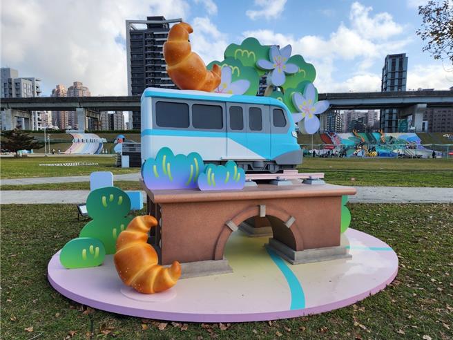 新北燈會捷運局創意燈區。（新北市捷運局提供）