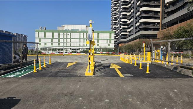 邻近淡海轻轨淡海新市镇站的新市段平面停车场2月1日起正式营运。（新北市交通局提供）