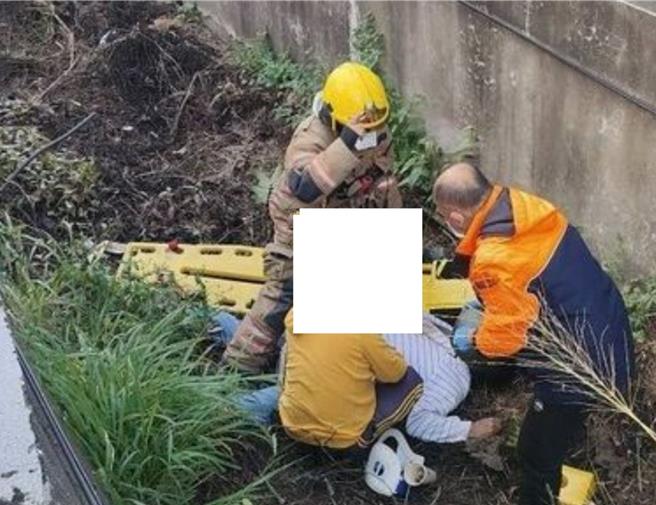 46歲洪姓男騎士31日行經台南市柳營區南108線與165線路口，與右轉汽車發生擦撞，洪男與機車噴飛往前衝進約1公尺深的水溝，送醫後傷重不治。（民眾提供／張朝欣台南傳真）