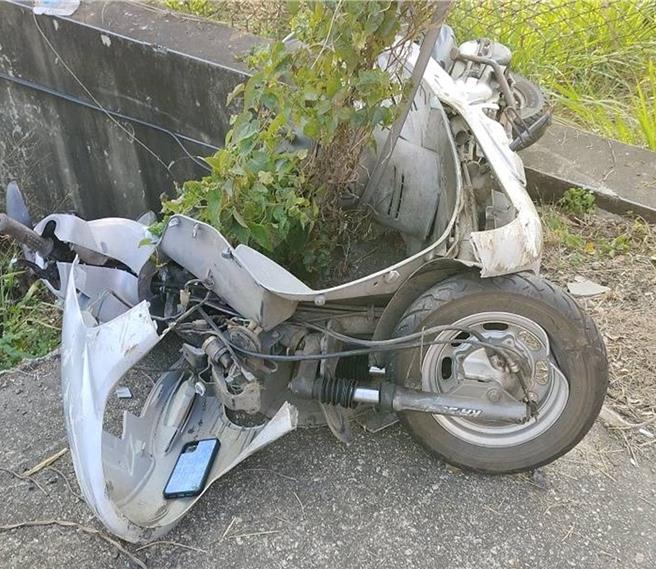 46歲洪姓男騎士31日行經台南市柳營區南108線與165線路口，與右轉汽車發生擦撞，洪男與機車噴飛往前衝進約1公尺深的水溝，送醫後傷重不治。（民眾提供／張朝欣台南傳真）