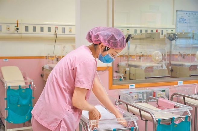 韩国地方政府推出多项住房支援政策，鼓励新婚夫妻多生育，引起网友热议，台湾生育率全球垫底却无积极作为。（示意图／资料照）