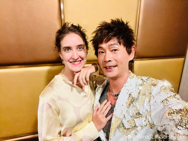 黄品源同框俄籍新婚妻拜年。（图／微博 Alina艾琳Gorshenina）