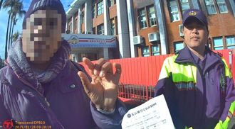 小年夜提款卡被「吞掉」 外籍師心慌暖警助解圍