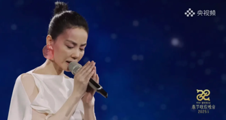 王菲淚灑春晚 遭鄰居歌手爆「父母和哥哥往生」至親剩2女兒