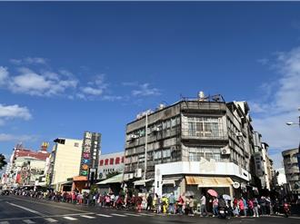 初四迎財神 屏東都城隍廟發1.2萬份錢母 民眾冒雨跨夜搶排