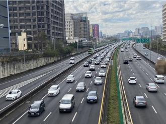 国1北上车潮午后达高峰 新竹交流道上午提前紫爆