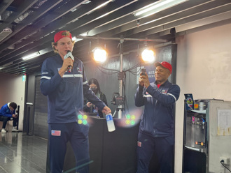 台维斯杯》美国老牌男双受访 小将米寇森乱入笑翻天