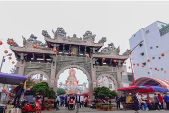 竹南龍鳳宮春節祈福盛況空前 破10萬人潮湧入