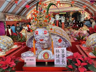 大鈔打造200萬金錢龜王亮相 苗栗龍鳳宮湧求財人潮