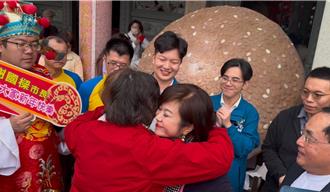 力拚民眾黨主席  蔡壁如基隆發紅包「巧遇」邱佩琳