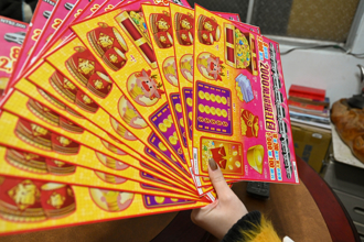 女移工「刮中1200万寄回家」  网嘆越南房价：可当地主了