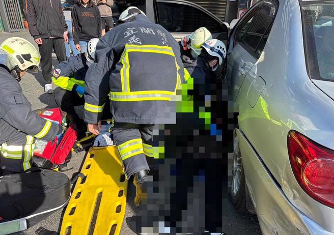 宜蘭縣頭城鎮濱海路二段30日下午發生一起轎車自撞民宅事故，車頭幾乎全毀，45歲女乘客不治。（宜蘭縣消防局提供）