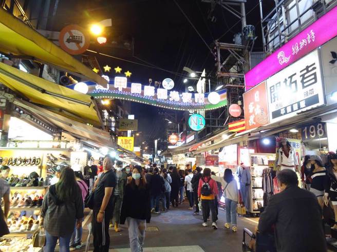 一对情侣抱怨在逢甲夜市买到都是麵衣的盐酥菇。（资料照）