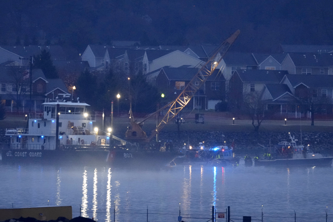 美国航空客机29日晚间在雷根国家机场附近与美军黑鹰直升机相撞，两机坠河，机上67人全数罹难。（图／美联社）